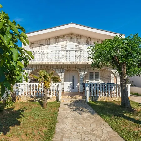 Loncar 1 By Interhome Вир